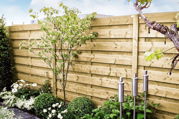 Horizontale planken schutting in grenen, douglas, hardhout of zwart gespoten hout