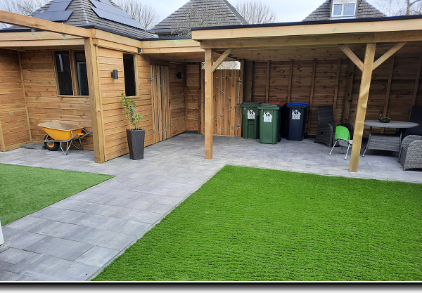 Overkapping en schuur van grenen hout met een plat dak