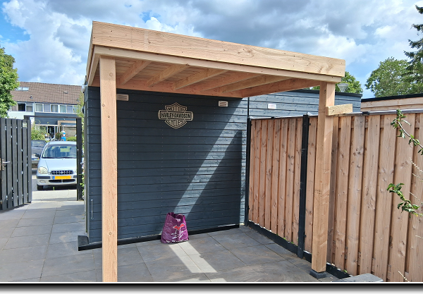 Aanbouw van een douglas overkapping met een plat dak aan een bestaande berging