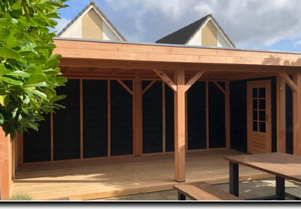 Overkapping met houten vloer van Douglas hout met een plat dak 