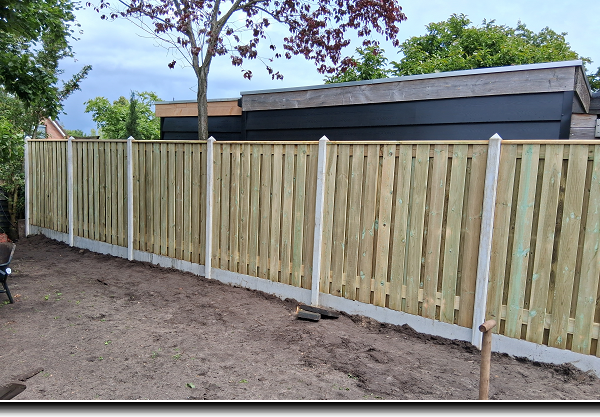 Overkapping met houten vloer van Douglas hout met een plat dak 