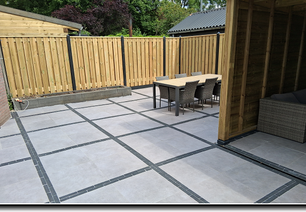 Overkapping en schuur van grenen hout met een plat dak