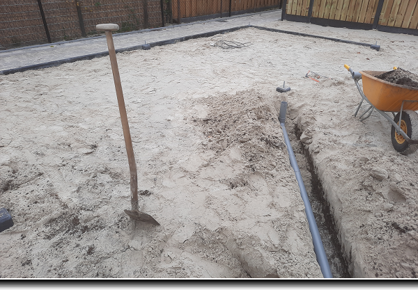 Overkapping met een shutterscherm van grenen hout en plat dak