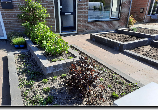 Overkapping met berging van grenen met zwarte potdeksel planken en witte up and down verlichting