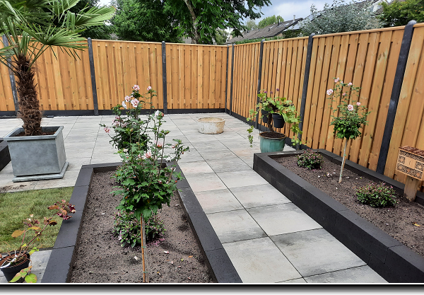 Aanbouw van een douglas overkapping met een plat dak aan een bestaande berging