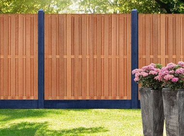 Gele trilplaat en grijze terrastegels