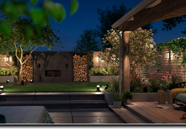 Schutting met up and down buitenlampen.