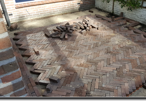 Straatwerk van bruin gebakken waalformaat in keperverband