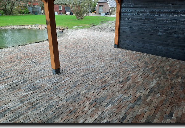 Landelijke bestrating van verschillende kleuren waalformaat.